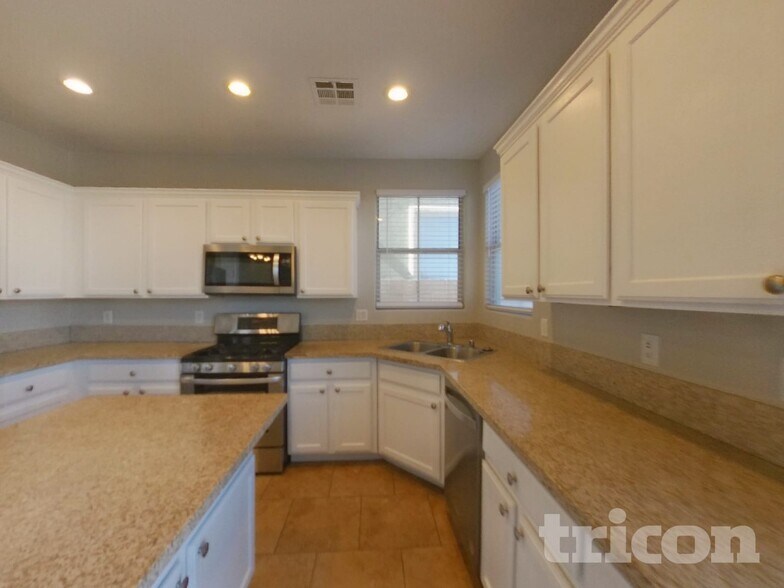 Building Photo - 4598 Hearts Desire Ave