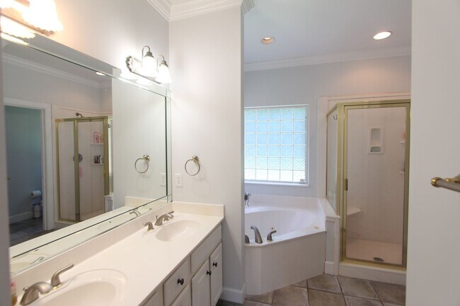 Building Photo - 4 Bedroom 2.5 Bath Lake Cyrus Beauty LOADE...