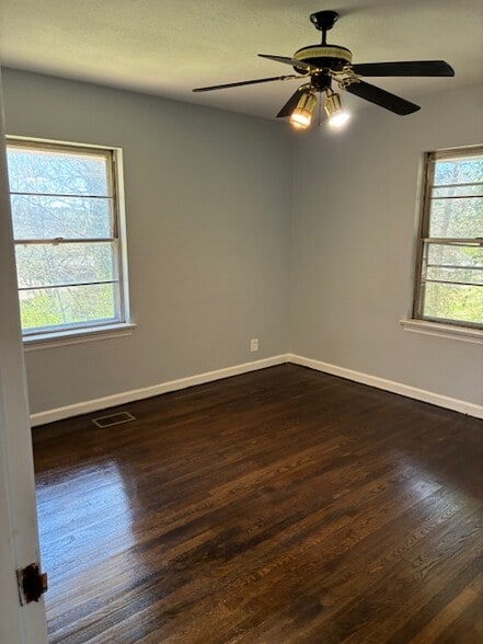 Master bedroom - 3521 E Crest Dr