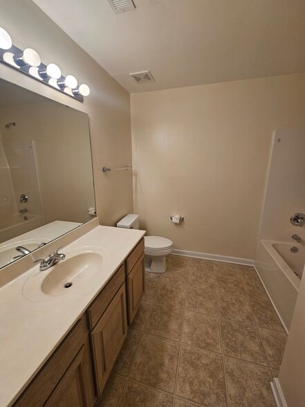 Building Photo - 8654 Heirloom Dr NE