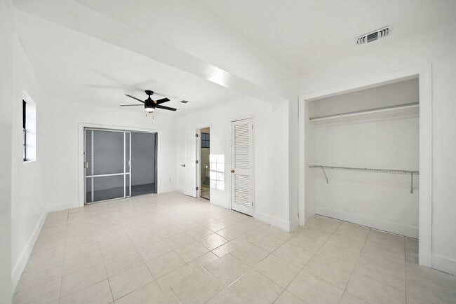 Building Photo - 4613 W Fair Oaks Ave