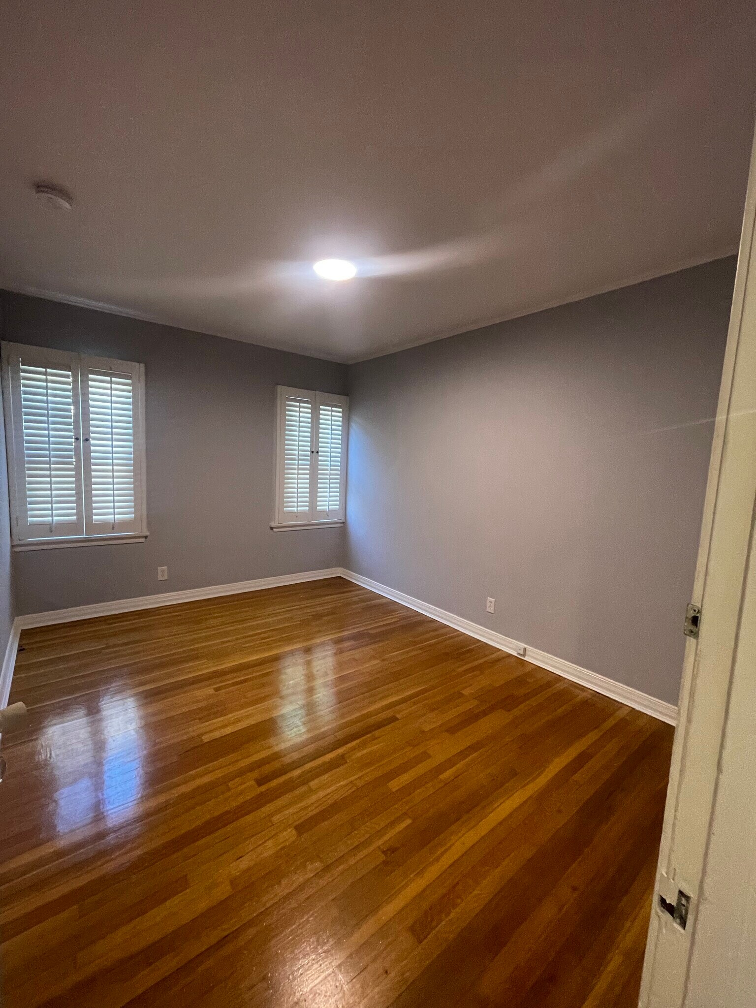 Building Photo - 6331 Lindenhurst Ave