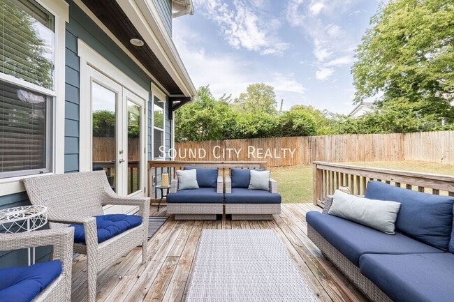 Building Photo - 606B Eastboro Dr