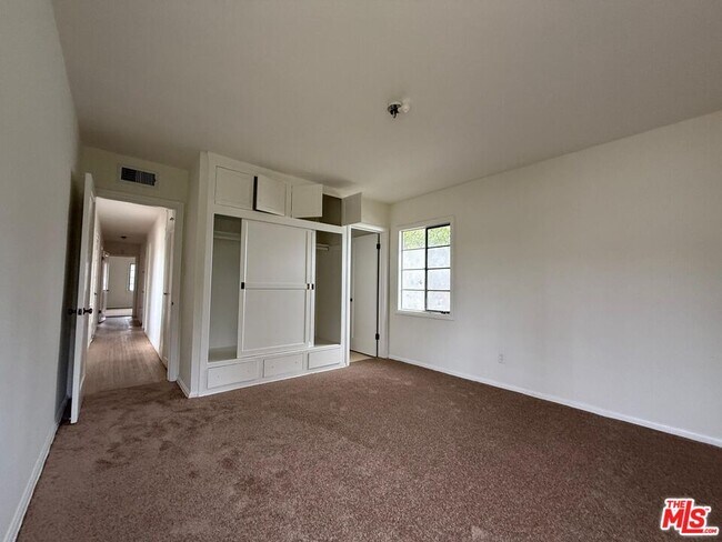 Building Photo - 15471 Victory Blvd