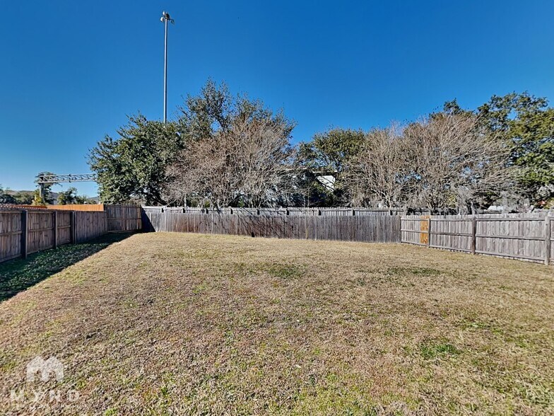 Building Photo - 5704 English Oak Dr S