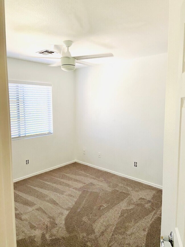 Building Photo - 3-bedroom, 2.5 bath in northeast Mesa