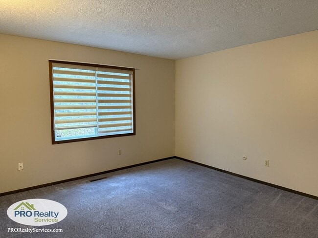 Building Photo - 2 Bedroom Townhouse in Shoreview