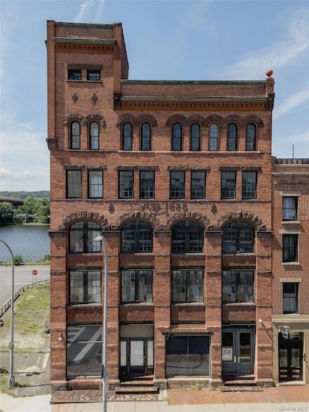 Building Photo - 155 S River St