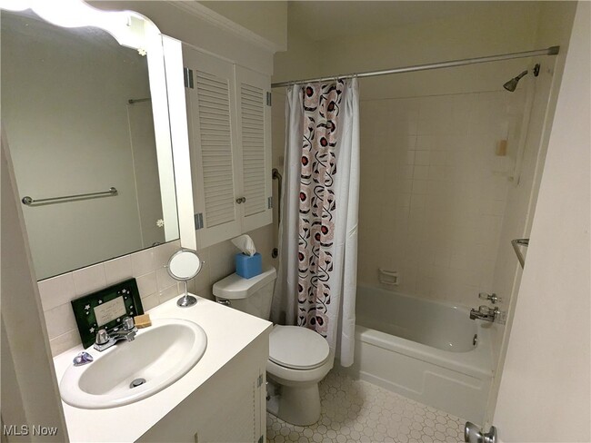 Building Photo - 14 E Carriage Dr