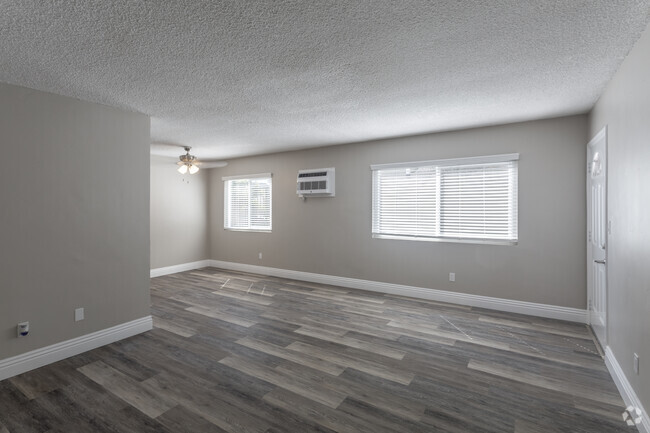 2 bR, 2 BA - 1000 SF - Casa Blanca
