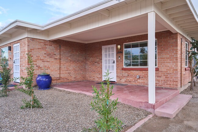 Building Photo - 2542 E Seneca St