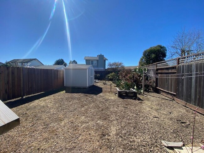 Building Photo - Spacious 3 Bed/2 Bath Duplex~ PG&E & Water...