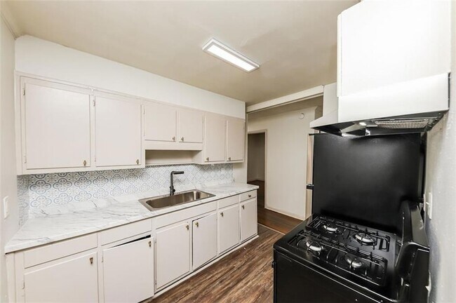 Building Photo - 210 Oak Dr SE