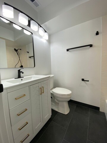 Building Photo - 1455 W Fullerton Ave