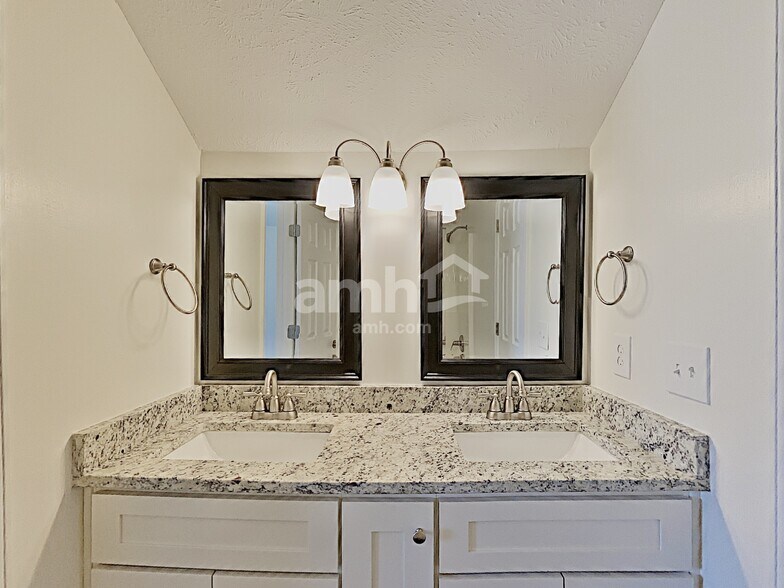 Building Photo - 626 Mable Dr