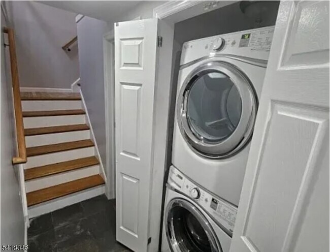 Building Photo - 437 Elm St