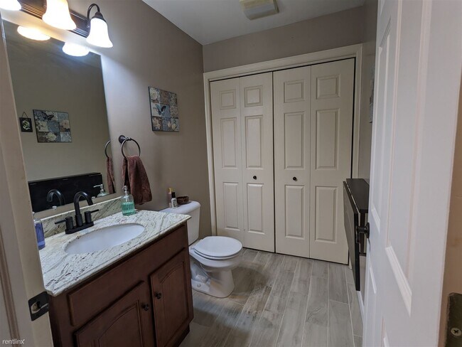 Building Photo - 3 br, 1.5 bath Townhome - 767 Knoll Drive