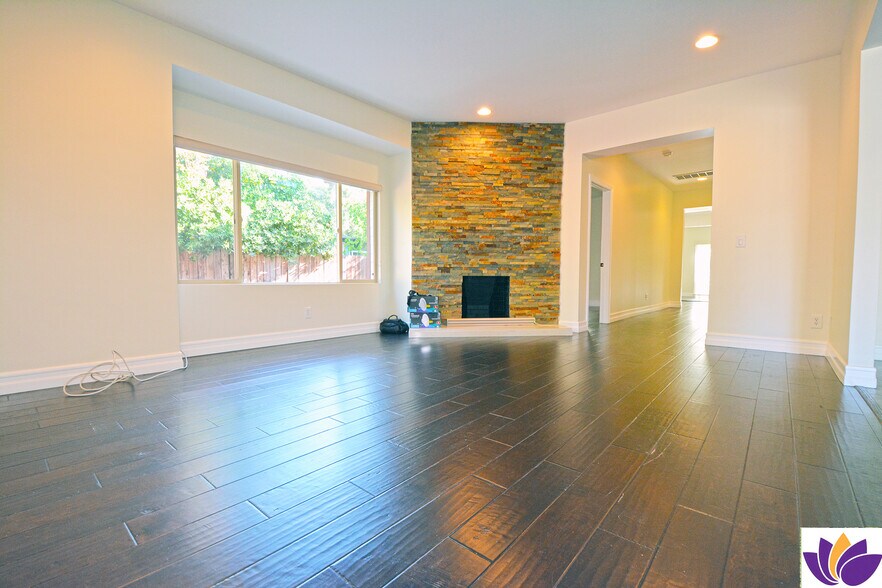 Building Photo - 1093 Avoca Ave