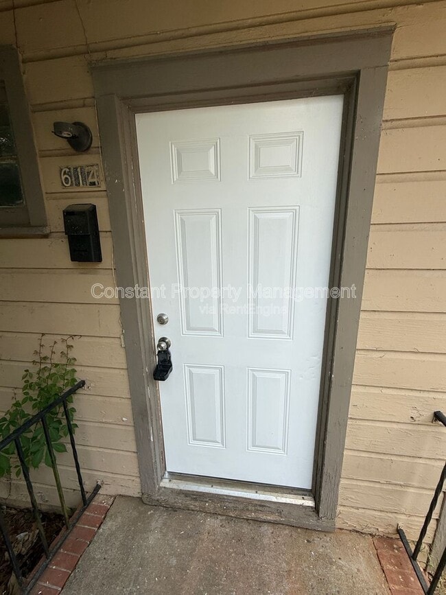 Building Photo - 614 W Poplar St