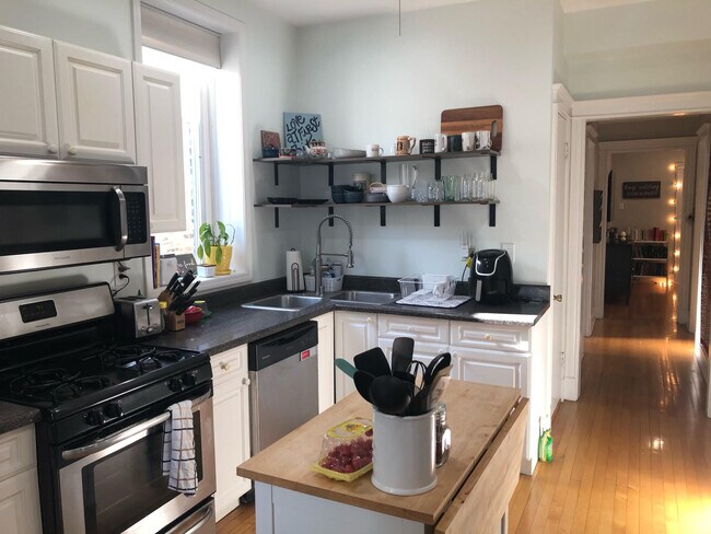 Building Photo - 1427 W Berwyn Ave