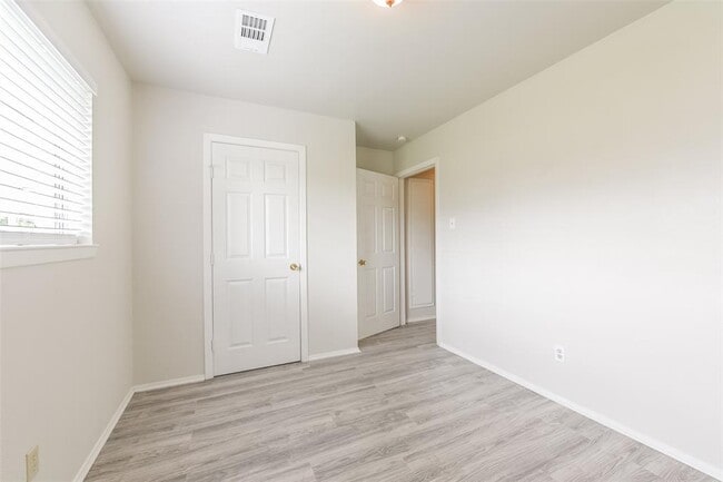 Building Photo - 5514 Vickita Dr