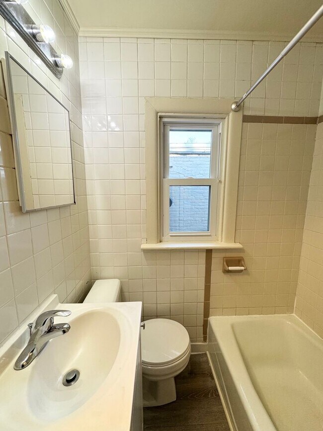 Building Photo - 4 Bedroom Townhome