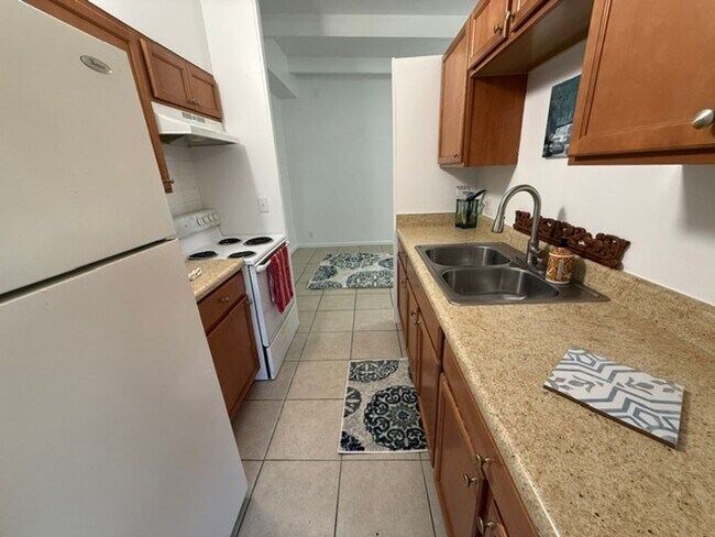 Building Photo - 2 Bed 1 Bath Spacious Apartment