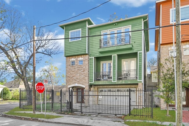 Building Photo - 2736 Cortlandt St