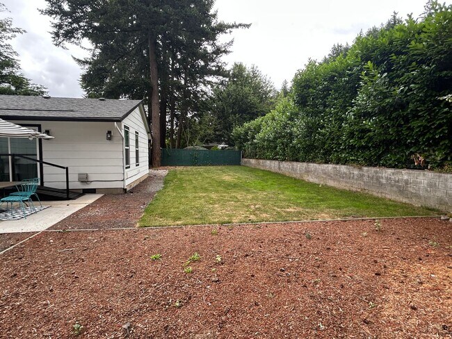 Building Photo - Beautiful Renovated 1 Bed/ 1 Bath Private Apartment Home Now Available!