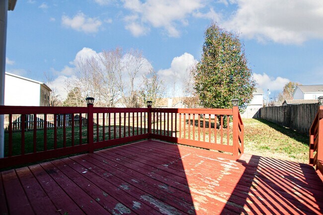 Building Photo - Pet Friendly Three Bedroom!