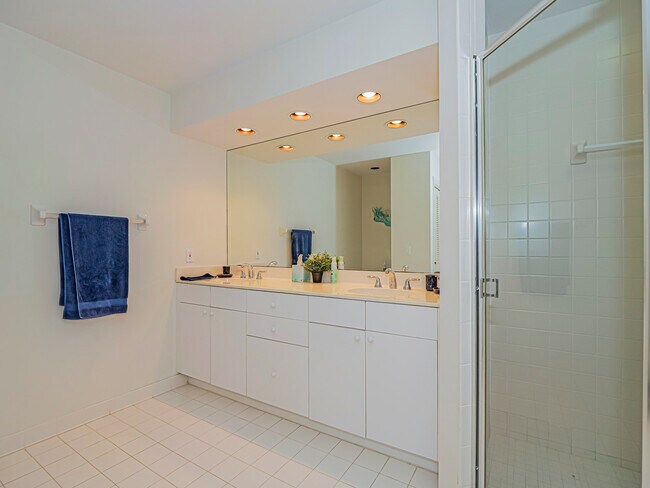 Building Photo - 5225 E Harbor Village Dr