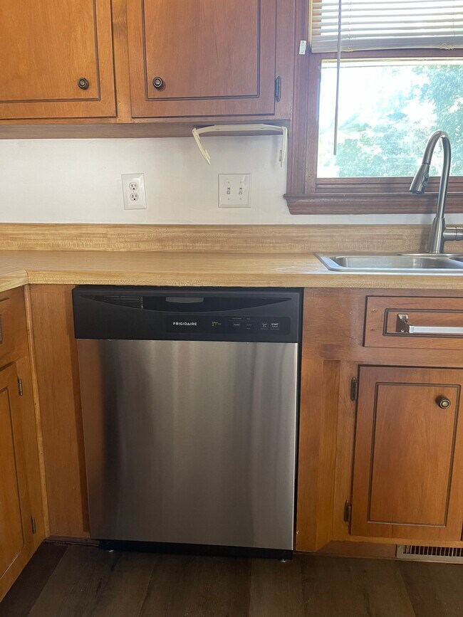 brand new dishwasher - 2656 Fairforest Clevedale Rd