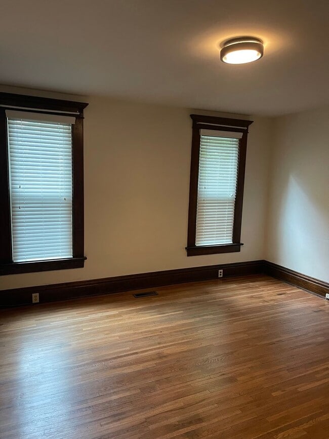 Building Photo - Single Family home, 2 bedrooms, 2 bathrooms, central air..