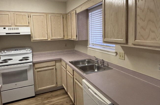 Building Photo - $200.00 Off First FULL Months Rent!