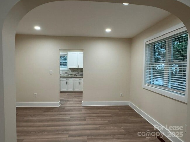 Building Photo - 19612 Oak St