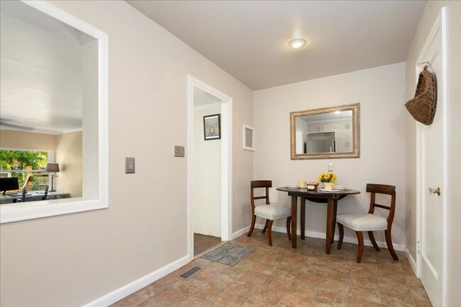 Building Photo - 2 Bedroom Cottage in the North End with to...