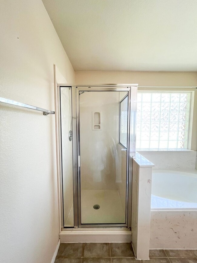 Building Photo - Available Now Beautiful 1 story, 4 bedroom, 2 bath, 2 car garage home with fire place, garage doo...