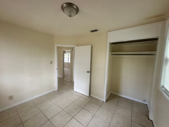 Building Photo - 3 Bedroom Home close to VSU!