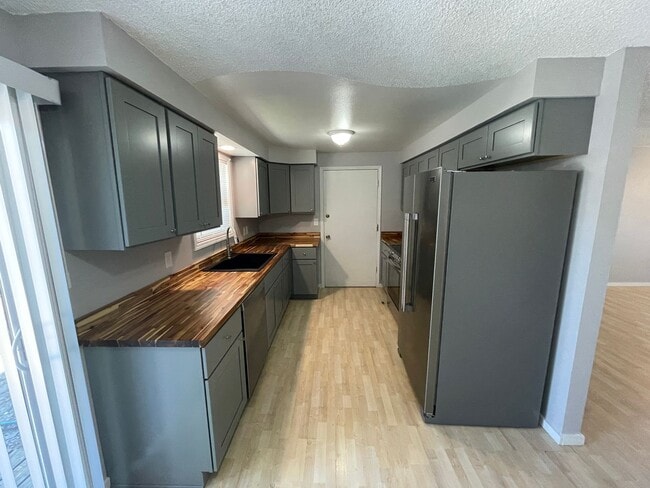 Building Photo - Hard to find 3 bedroom 2, bathroom.