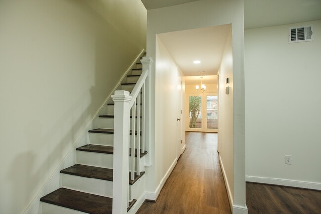 Building Photo - 2109 Lauderdale Dr