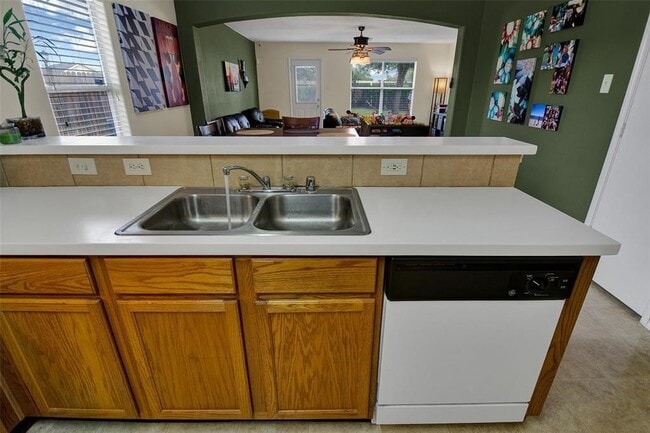 Building Photo - 615 Salma Ct