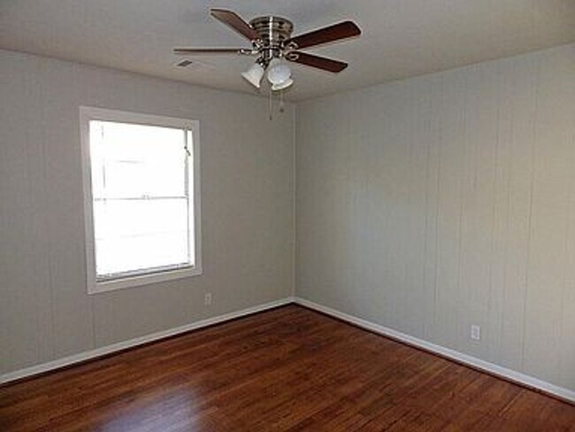Building Photo - 3 bed / 1 bath home in South Houston - Mov...
