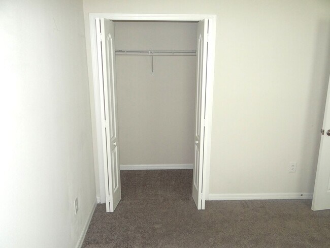 Building Photo - Spacious family home - 4 bedroom, 2.5 bath