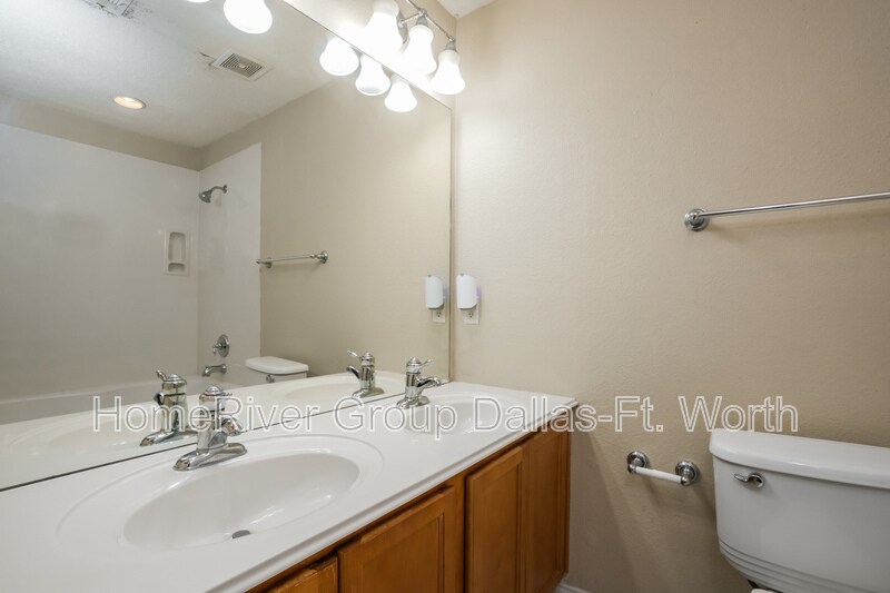 Building Photo - 1611 Waters Edge Dr