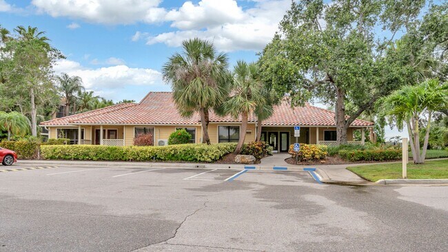 Building Photo - Charming 1BD/1BTH Ground Level Condo in St...