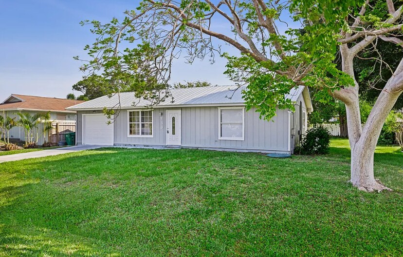 Primary Photo - 733 SE Academy Ln