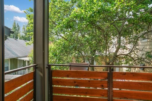 Building Photo - Modern Beacon Hill Townhouse Available for Rent!