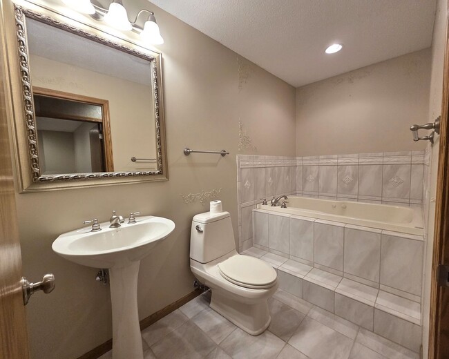 Building Photo - Nice 3 Bedroom 3 Bathroom Twinhome in River Falls