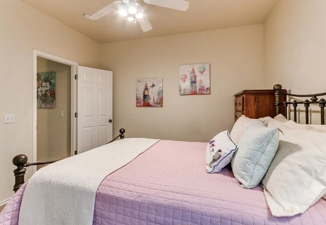 Building Photo - Adorable duplex + Edmond Schools + Lawncar...