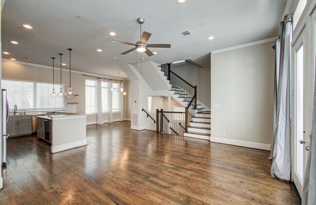 Building Photo - Beautiful 3-story House In the Heart of Ho...
